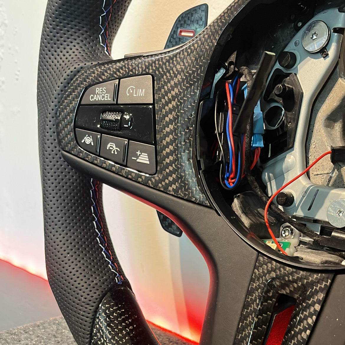 Volant Custom Série G Cuir Perforé, Carbone Tressé & SHIFTLED - BMW G2X/G3X/G8X/+ (Copie)