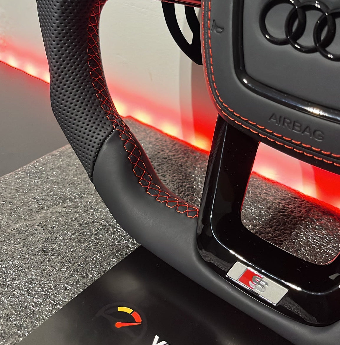 Volant Custom Cuir Perforé & Méplat & Surpiqûres rouges - Audi A4/A5/+