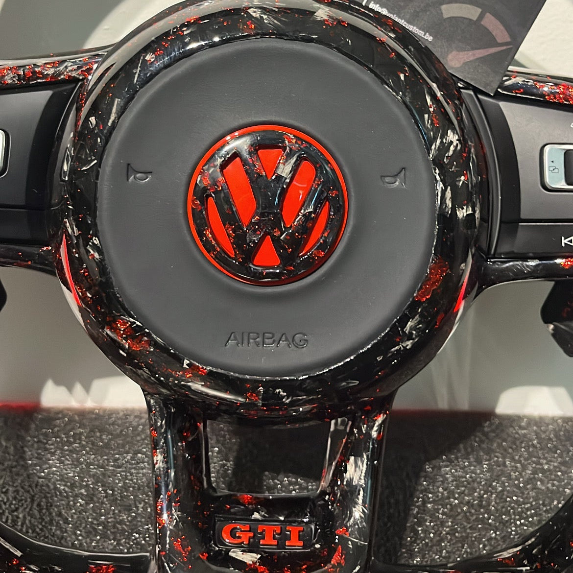 Volant Custom Full Carbone Forgé LED & Détails Rouges - VW Golf 7 GTI/R
