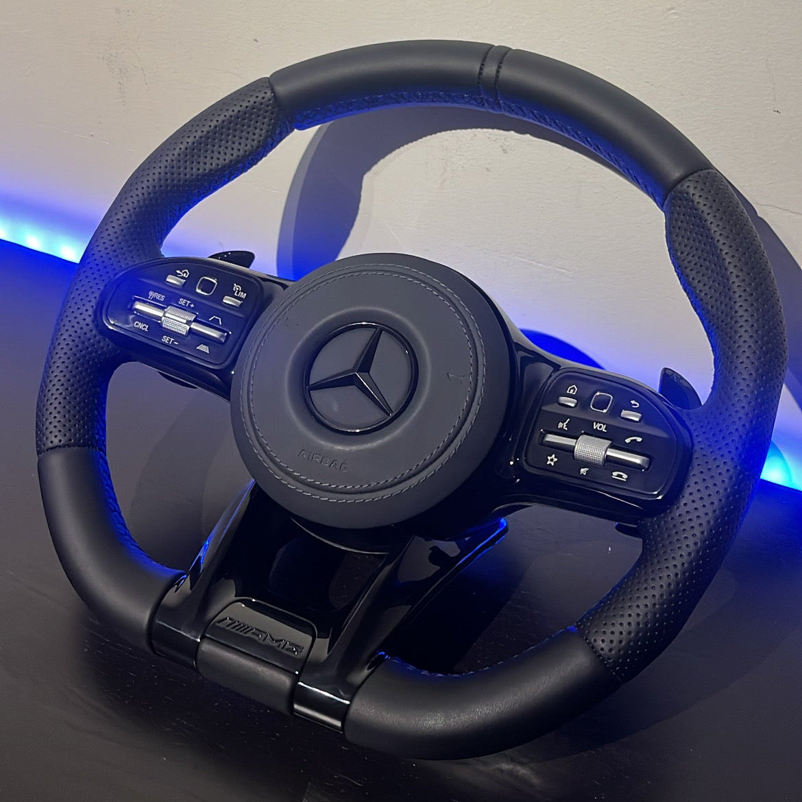 Volant Mercedes AMG Cuir Perforé - Look Noir Brillant
