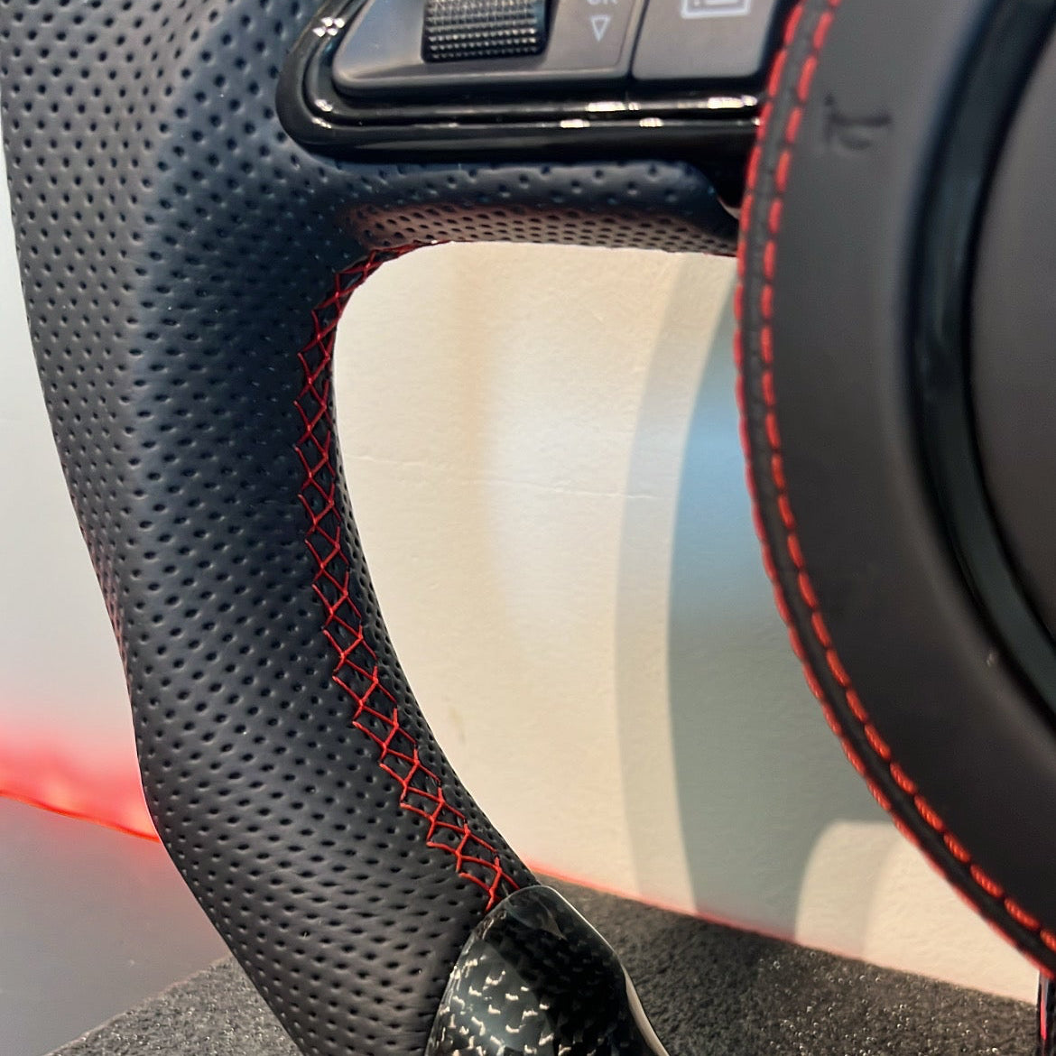 Volant Custom Carbone & Détails Rouges - Audi A3 8P/8V1