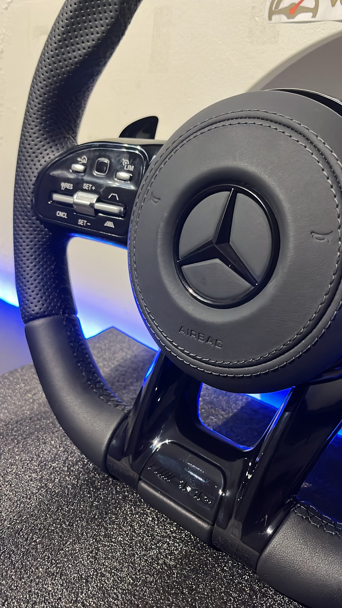 Volant Mercedes AMG Cuir Perforé - Look Noir Brillant